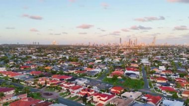 Ufuk çizgisi ve su yollarıyla banliyö manzarası