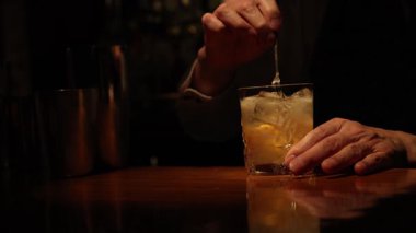 Barmen karıştırıyor ve kokteyl servisi yapıyor.