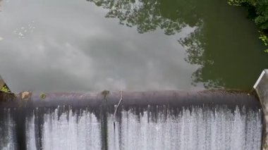 Avustralya 'nın Gold Coast kentindeki Tullebudgera Barajı ve yemyeşil havadan çekilmiş görüntüleri. Sakin su ve canlı bitki örtüsü sakin bir atmosfer yaratır.