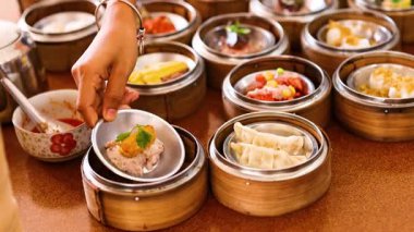 Bambu sepetlerinde buğulanmış Çin yemeği çeşitleri, Phuket restoranında sıcak ışıkta yakalandılar.