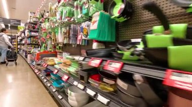 Müşteriler Melbourne süpermarketindeki mutfak eşyaları reyonuna bakıyorlar.