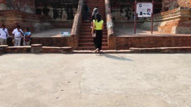 Ziyaretçiler tarihi bir tapınak kompleksinin merdivenlerine çıktılar.