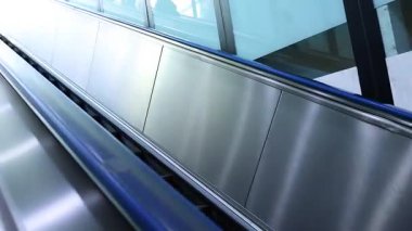 Metro istasyonunda yürüyen merdiven var, yolcu yok.