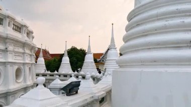 Wat Prayurawongsawas, Bangkok 'ta gün ışığında geleneksel Tayland tapınağı tasarımı sergileniyor.