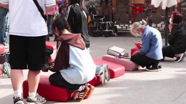 İnsanlar bir tapınakta namaz kılıyorlar.