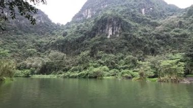 Bereketli yeşil arazide huzurlu bir tekne yolculuğu.