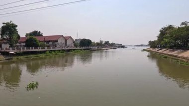 Sakin bir nehir manzarasının zaman aşımı