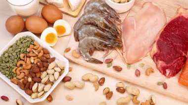 Bir masaya dizilmiş protein kaynaklarının çeşitliliği