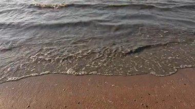 Yumuşak dalgalar kumlu Pattaya sahiline vuruyor