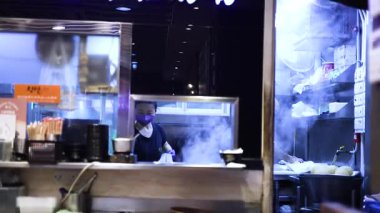 Aşçı mutfağında yemek hazırlıyor.