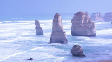 12 Havarinin sakin manzarası Büyük Okyanus Yolu boyunca kaya oluşumları, Melbourne, Avustralya 'da gün ışığında yakalanır.
