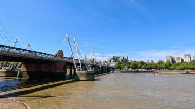 Rowers passing under Golden Jubilee Bridges