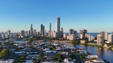 İnsansız hava aracı günbatımında Altın Sahil ufuk çizgisi ve Nerang Nehri 'nin dinamik görüntülerini yakalıyor, kentsel mimariyi ve doğal güzelliği vurguluyor.