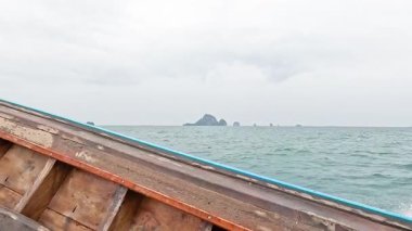 Tekne ada manzaralı okyanusu aşıyor.