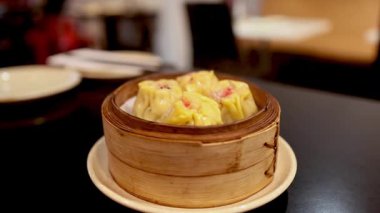 Bambu buharlı sepetinde servis edilen hamur köfteleri.