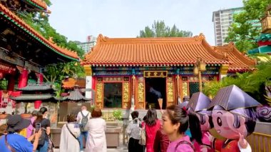 Ziyaretçiler Hong Kong 'daki canlı tapınağı keşfediyorlar.