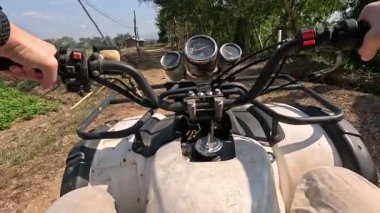 Açık havada ATV sürerken birinci şahıs görünümü