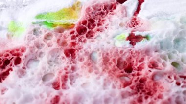 Renkli köpükle canlı kimyasal reaksiyon