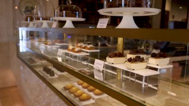 Dubai 'de çeşitli tatlılar sergileniyor.