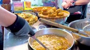 Bangkok 'un yüzen marketinde kızartılmış pirinç pişiriyorum.