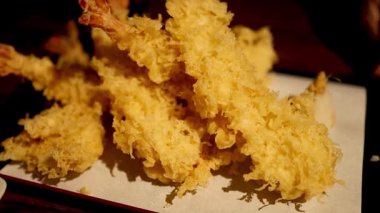 Tabakta servis edilen nefis tempura.