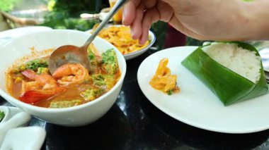 Tabaklara yemek servisi.