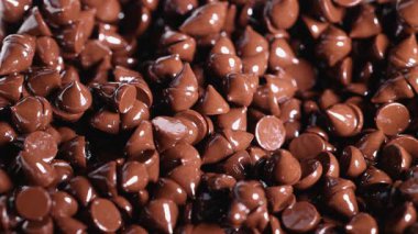 Çikolata parçaları birikiyor ve birikiyor.