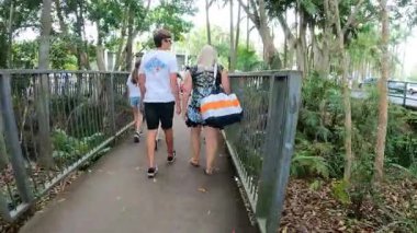 Bereketli hayvanat bahçesi çevresinde yürüyen bir çift.