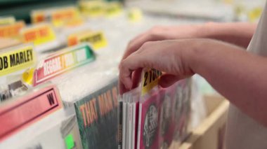 Cardiff pazarındaki vinil kayıtlarını elle araştırıyorum.