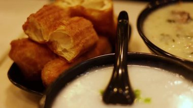 Geleneksel kahvaltıda yulaf lapası ve hamur çubukları