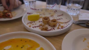 Sahildeki bir restoranda yemeğin tadını çıkarıyorum.