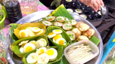 Geleneksel Tayland tatlıları hazırlanıyor ve sergileniyor