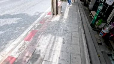Bangkok kaldırımında yürüyen insanlar