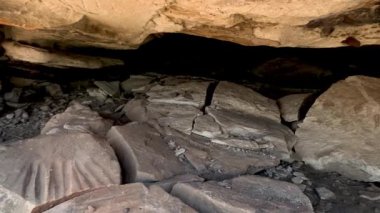 Zamanla kayalıklardan düşen taşlar