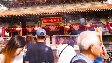 Tapınakta ayin yapan insanlar.