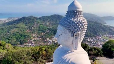 Büyük Buda heykeli ve manzaralı Phuket çevresi.