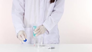 Bakır sülfat ve demir ile kimyasal reaksiyonu gösteriyor.