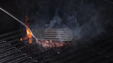 Burger köftesi ızgarada alev aldı.