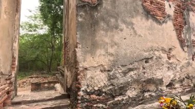 Buda heykelleriyle yıpranmış tapınak turu