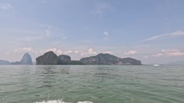 Sakin deniz manzaralı tekne gezisi.