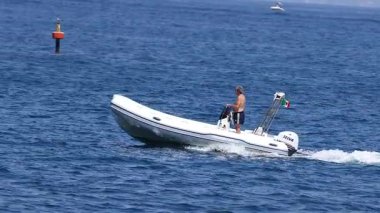 Sorrento, İtalya 'da yol gösteren adam.