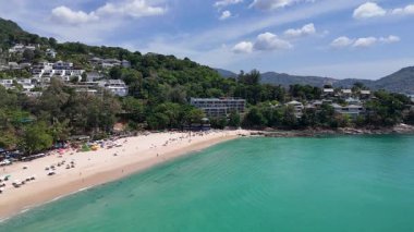 Hava görüntüleri Kamala Sahili 'nin, Phuket' in dingin güzelliğini, turkuaz suları, kumlu kıyıları ve berrak gökyüzünün altında yemyeşil suları yakalar.
