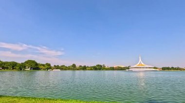 Suan Luang Rama IX Parkı 'nda huzurlu bir manzara.