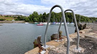 İskele tarafında tekneler ve manzaralı arka plan