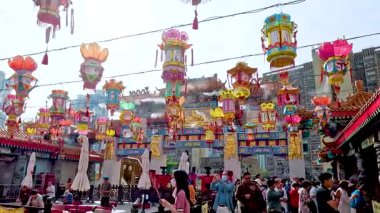 Hong Kong tapınağında renkli fenerler ve kalabalık var.