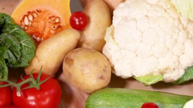 Taze sebzelerden oluşan canlı bir karışım, doğal renklerini ve dokularını parlak ışık altında sergiliyor.