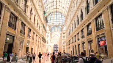 Galeride yürüyen turistler Umberto I, Napoli