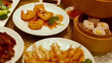 Çin lokantasında canlı bir porsiyon gamzeli ve kızartılmış atıştırmalık karides, sebze ve sos.