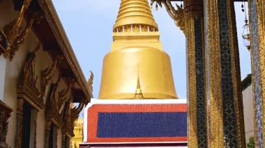 Bangkok, Tayland 'daki Zümrüt Buda Tapınağı' nda altın stupa mimarisi.