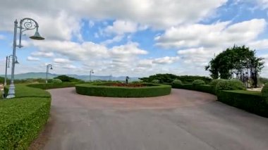 Bereketli yeşil manzaralarda huzurlu bir yolculuk.